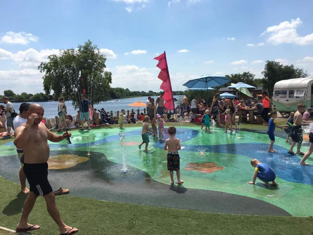 Living Easy Staycations At Tattershall Lakes 外观 照片